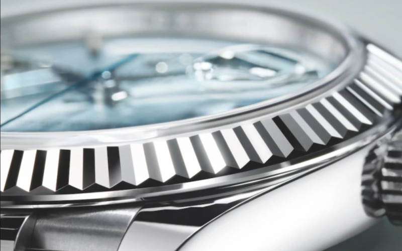 勞力士 Day-Date 是世界上首款在錶面上以小窗同時顯示日期和星期全寫的腕錶，亦俗來都僅以貴金屬製作，但今次的Day-Date 40 鉑金款式首次採用三角坑紋外圈。由於鉑金加工難度較高，勞力士歷經